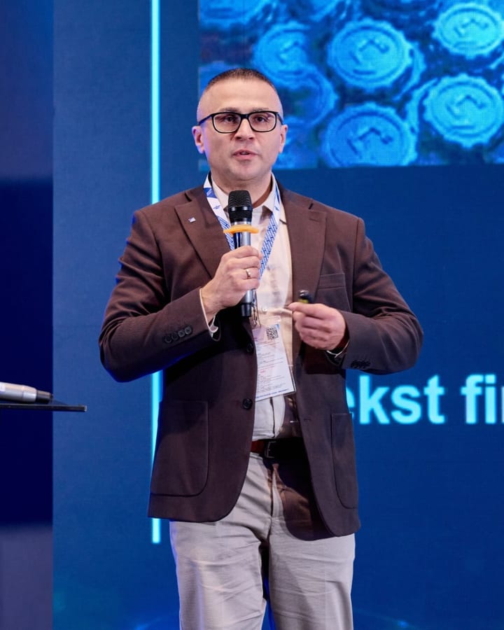 Marcin Czerwiński przemawia z mikrofonem na konferencji zakupowej